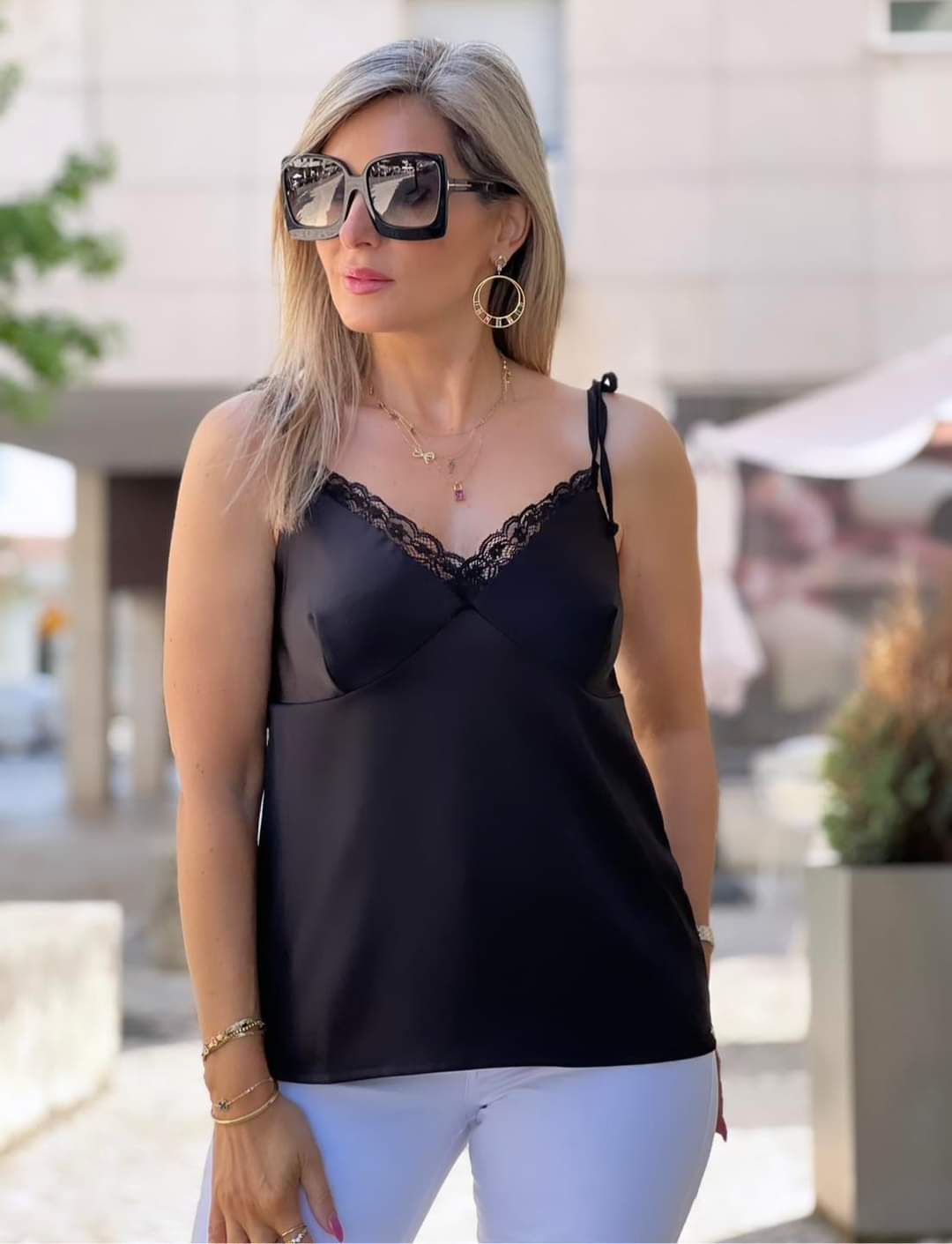 TOP COM RENDA NO DECOTE FÉ